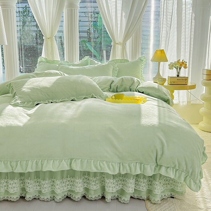 91家纺网 家纺一手货源 找家纺 唐人居 2025新款加厚牛奶绒蕾丝花边床裙款四件套--爱丽丝系列 爱丽丝-豆绿