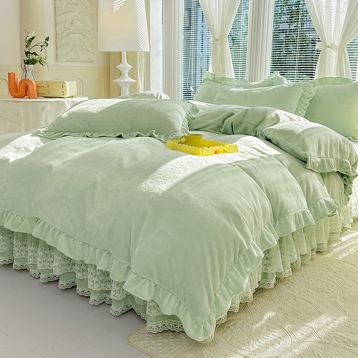 91家纺网 家纺一手货源 找家纺 唐人居 2025新款加厚牛奶绒蕾丝花边床裙款四件套--爱丽丝系列 爱丽丝-豆绿