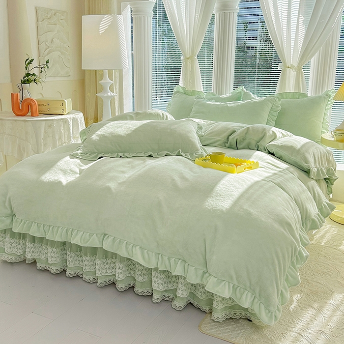91家纺网 家纺一手货源 找家纺 唐人居 2025新款加厚牛奶绒蕾丝花边床裙款四件套--爱丽丝系列 爱丽丝-豆绿