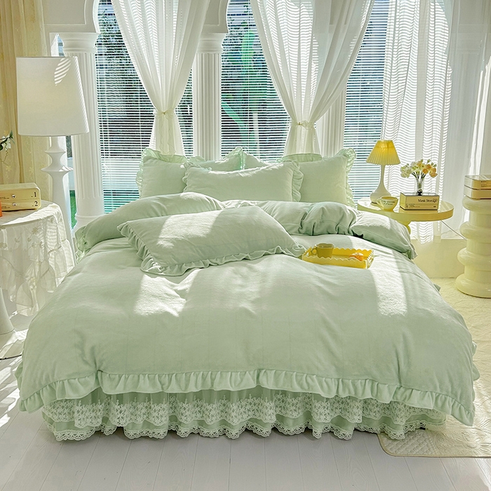 91家纺网 家纺一手货源 找家纺 唐人居 2025新款加厚牛奶绒蕾丝花边床裙款四件套--爱丽丝系列 爱丽丝-豆绿