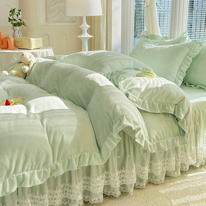91家纺网 家纺一手货源 找家纺 唐人居 2025新款加厚牛奶绒蕾丝花边床裙款四件套--爱丽丝系列 爱丽丝-豆绿