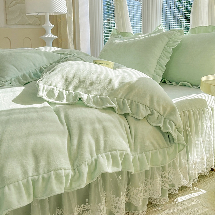 91家纺网 家纺一手货源 找家纺 唐人居 2025新款加厚牛奶绒蕾丝花边床裙款四件套--爱丽丝系列 爱丽丝-豆绿