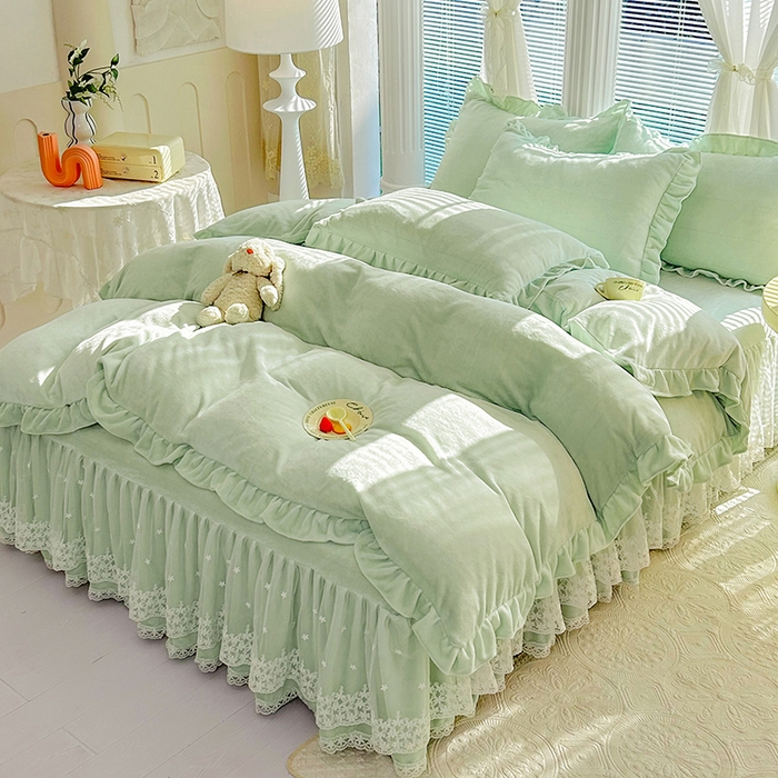 91家纺网 家纺一手货源 找家纺 唐人居 2025新款加厚牛奶绒蕾丝花边床裙款四件套--爱丽丝系列 爱丽丝-豆绿