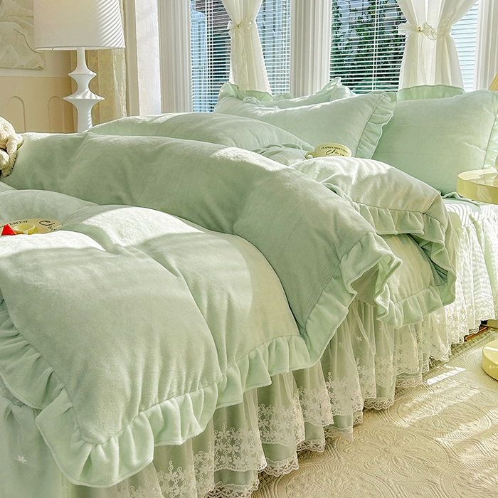 91家纺网 家纺一手货源 找家纺 唐人居 2025新款加厚牛奶绒蕾丝花边床裙款四件套--爱丽丝系列 爱丽丝-豆绿