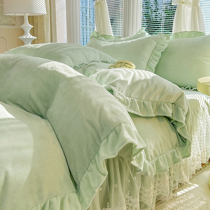 91家纺网 家纺一手货源 找家纺 唐人居 2025新款加厚牛奶绒蕾丝花边床裙款四件套--爱丽丝系列 爱丽丝-豆绿