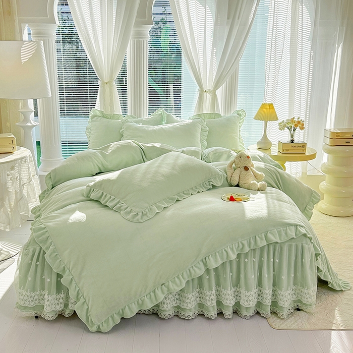 91家纺网 家纺一手货源 找家纺 唐人居 2025新款加厚牛奶绒蕾丝花边床裙款四件套--爱丽丝系列 爱丽丝-豆绿