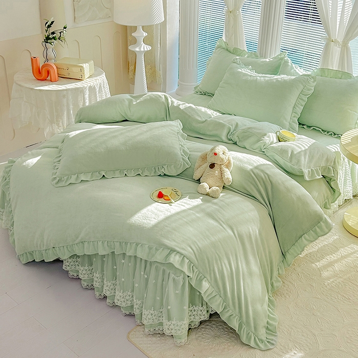 91家纺网 家纺一手货源 找家纺 唐人居 2025新款加厚牛奶绒蕾丝花边床裙款四件套--爱丽丝系列 爱丽丝-豆绿