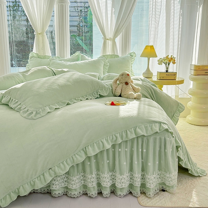 91家纺网 家纺一手货源 找家纺 唐人居 2025新款加厚牛奶绒蕾丝花边床裙款四件套--爱丽丝系列 爱丽丝-豆绿