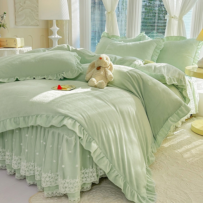 91家纺网 家纺一手货源 找家纺 唐人居 2025新款加厚牛奶绒蕾丝花边床裙款四件套--爱丽丝系列 爱丽丝-豆绿