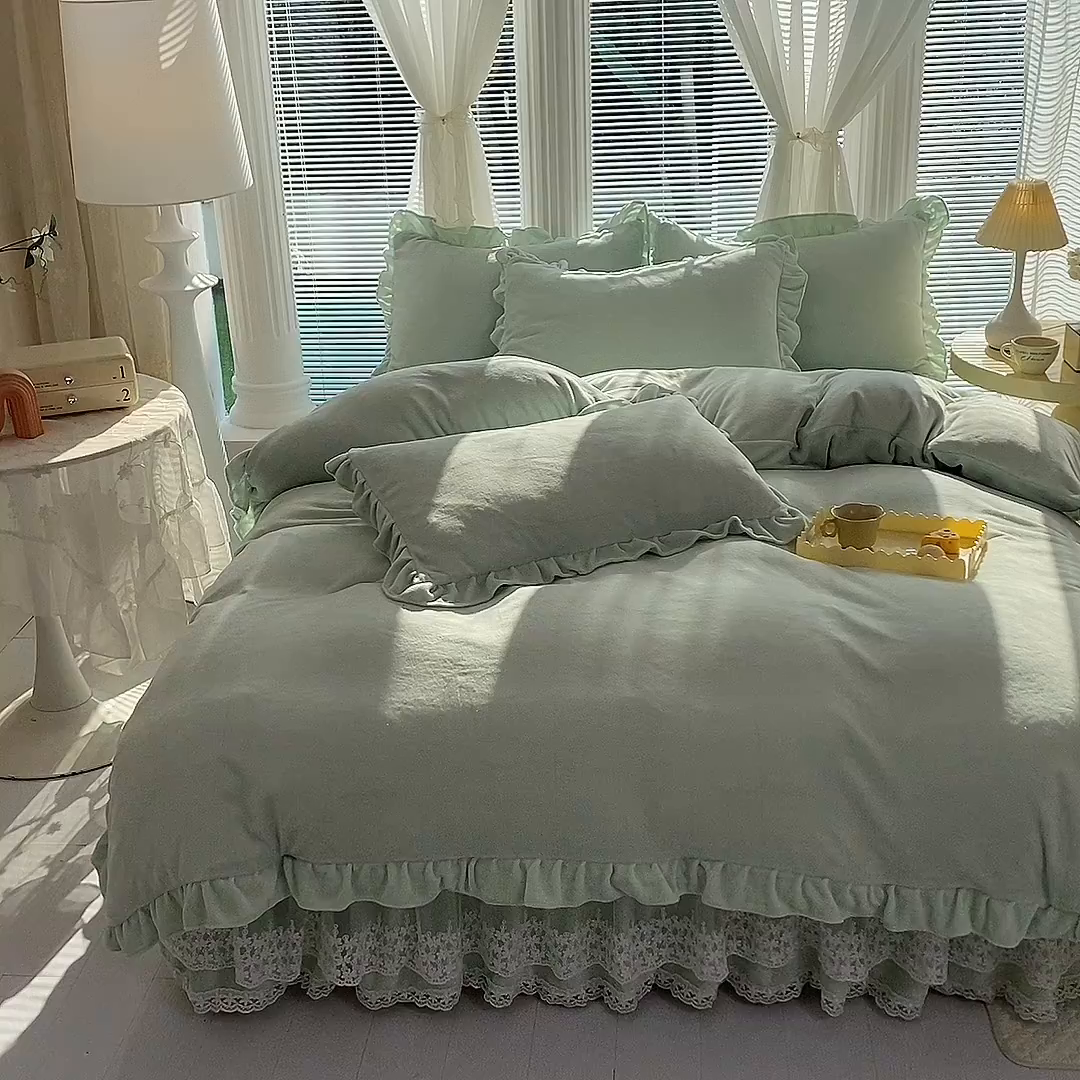 91家纺网 家纺一手货源 找家纺 唐人居 2025新款加厚牛奶绒蕾丝花边床裙款四件套--爱丽丝系列 爱丽丝-豆绿