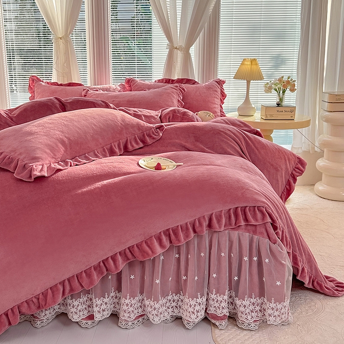 91家纺网 家纺一手货源 找家纺 唐人居 2025新款加厚牛奶绒蕾丝花边床裙款四件套--爱丽丝系列 爱丽丝-豆沙