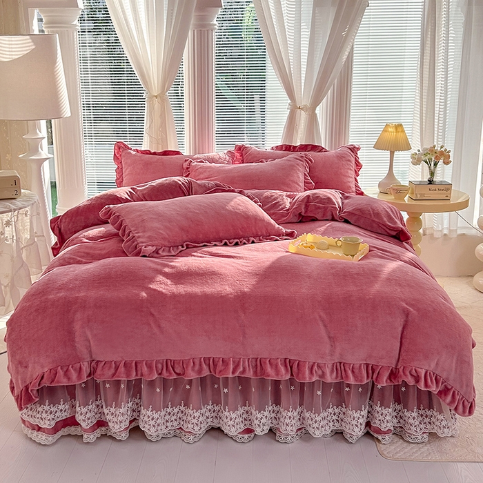 91家纺网 家纺一手货源 找家纺 唐人居 2025新款加厚牛奶绒蕾丝花边床裙款四件套--爱丽丝系列 爱丽丝-豆沙