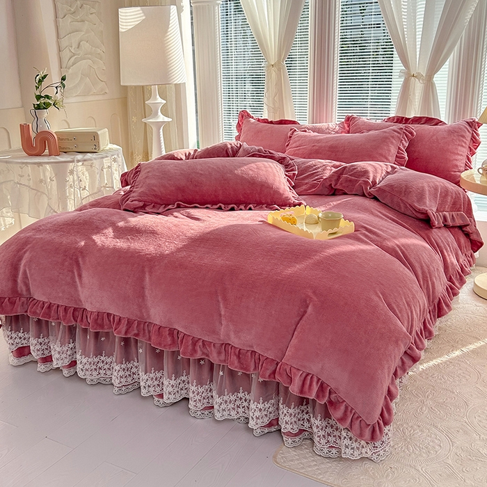91家纺网 家纺一手货源 找家纺 唐人居 2025新款加厚牛奶绒蕾丝花边床裙款四件套--爱丽丝系列 爱丽丝-豆沙