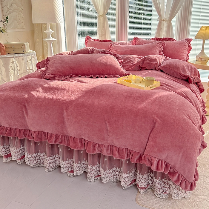 91家纺网 家纺一手货源 找家纺 唐人居 2025新款加厚牛奶绒蕾丝花边床裙款四件套--爱丽丝系列 爱丽丝-豆沙