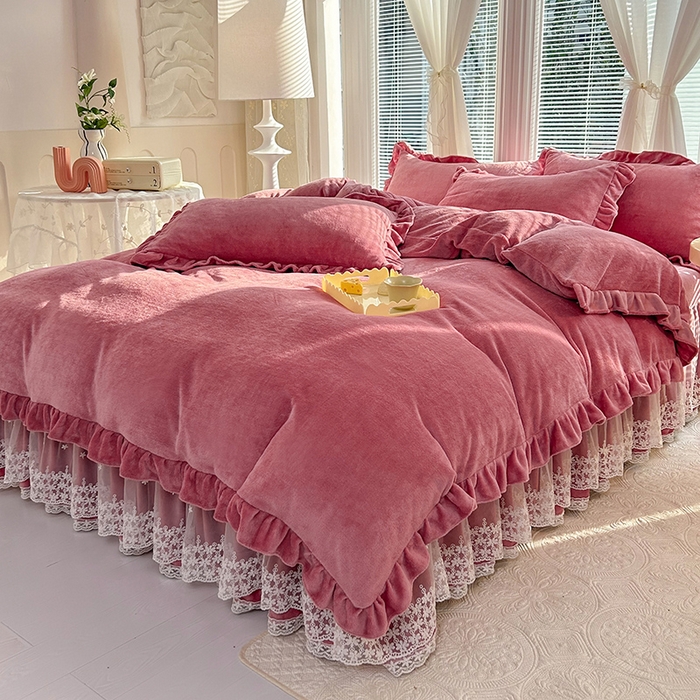 91家纺网 家纺一手货源 找家纺 唐人居 2025新款加厚牛奶绒蕾丝花边床裙款四件套--爱丽丝系列 爱丽丝-豆沙