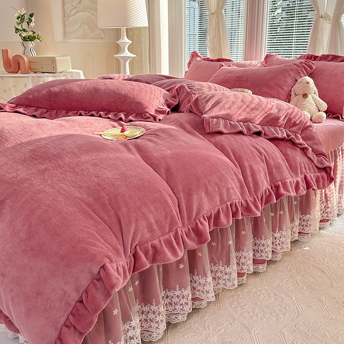 91家纺网 家纺一手货源 找家纺 唐人居 2025新款加厚牛奶绒蕾丝花边床裙款四件套--爱丽丝系列 爱丽丝-豆沙