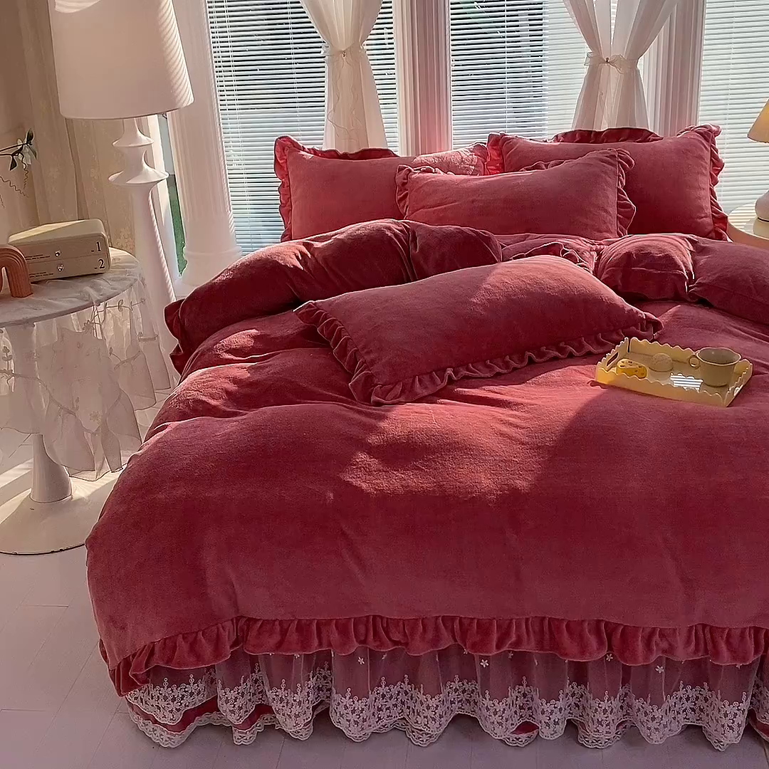 91家纺网 家纺一手货源 找家纺 唐人居 2025新款加厚牛奶绒蕾丝花边床裙款四件套--爱丽丝系列 爱丽丝-豆沙