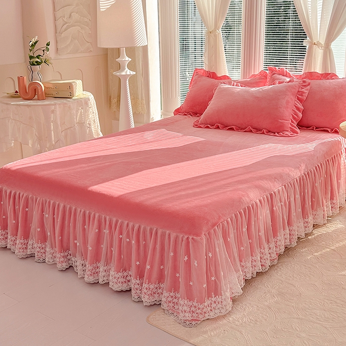 91家纺网 家纺一手货源 找家纺 唐人居 2025新款加厚牛奶绒蕾丝花边床裙款四件套--爱丽丝系列 爱丽丝-粉玉