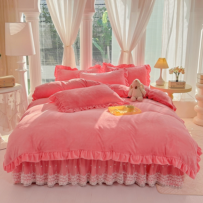 91家纺网 家纺一手货源 找家纺 唐人居 2025新款加厚牛奶绒蕾丝花边床裙款四件套--爱丽丝系列 爱丽丝-粉玉