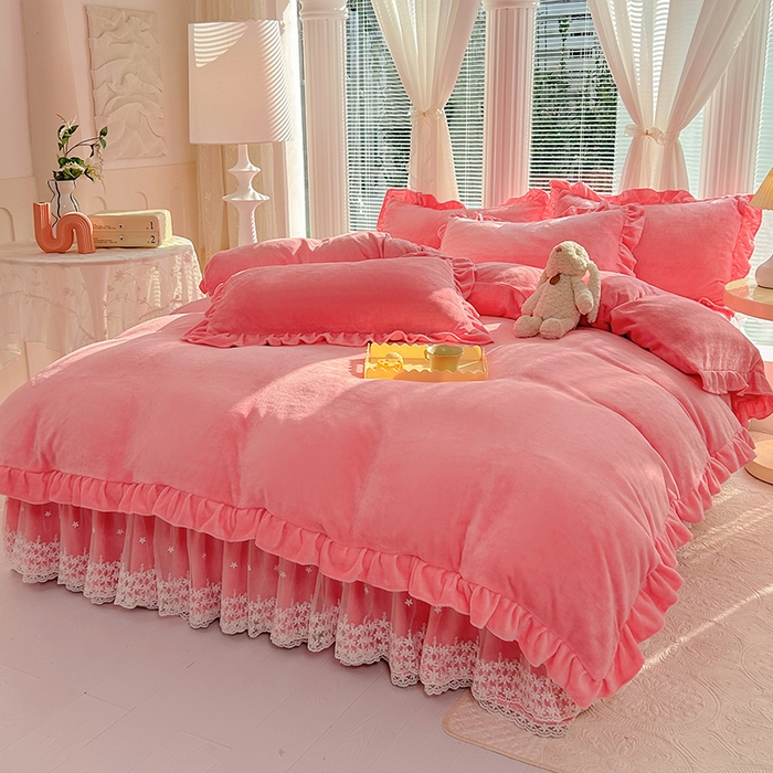 91家纺网 家纺一手货源 找家纺 唐人居 2025新款加厚牛奶绒蕾丝花边床裙款四件套--爱丽丝系列 爱丽丝-粉玉