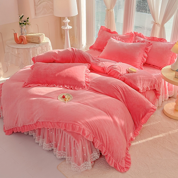 91家纺网 家纺一手货源 找家纺 唐人居 2025新款加厚牛奶绒蕾丝花边床裙款四件套--爱丽丝系列 爱丽丝-粉玉