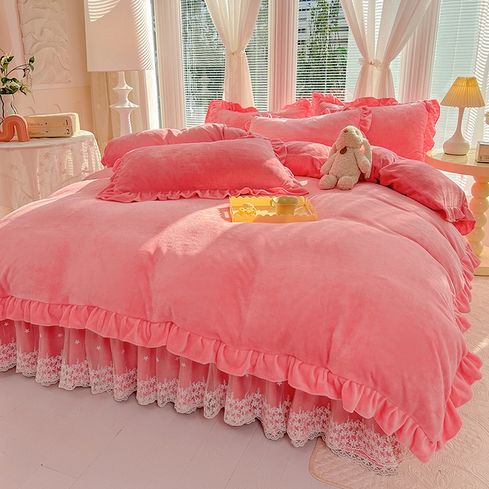 91家纺网 家纺一手货源 找家纺 唐人居 2025新款加厚牛奶绒蕾丝花边床裙款四件套--爱丽丝系列 爱丽丝-粉玉