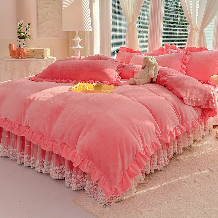 91家纺网 家纺一手货源 找家纺 唐人居 2025新款加厚牛奶绒蕾丝花边床裙款四件套--爱丽丝系列 爱丽丝-粉玉