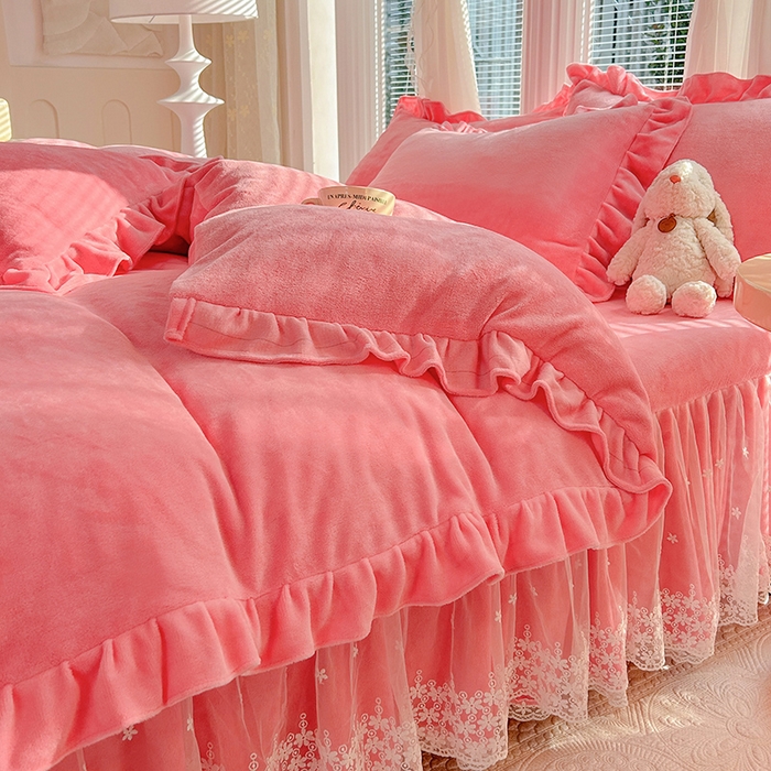 91家纺网 家纺一手货源 找家纺 唐人居 2025新款加厚牛奶绒蕾丝花边床裙款四件套--爱丽丝系列 爱丽丝-粉玉