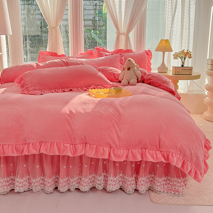 91家纺网 家纺一手货源 找家纺 唐人居 2025新款加厚牛奶绒蕾丝花边床裙款四件套--爱丽丝系列 爱丽丝-粉玉