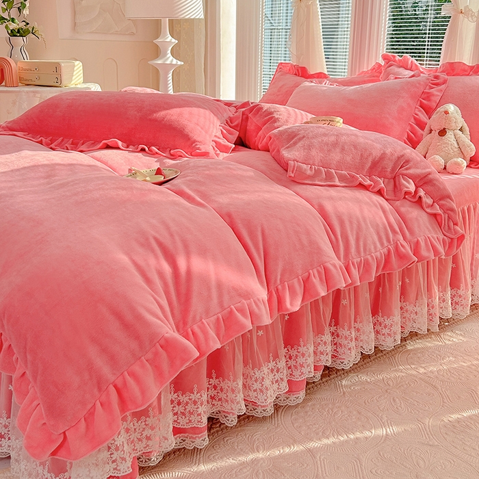 91家纺网 家纺一手货源 找家纺 唐人居 2025新款加厚牛奶绒蕾丝花边床裙款四件套--爱丽丝系列 爱丽丝-粉玉