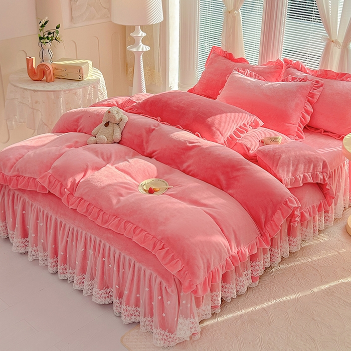 91家纺网 家纺一手货源 找家纺 唐人居 2025新款加厚牛奶绒蕾丝花边床裙款四件套--爱丽丝系列 爱丽丝-粉玉