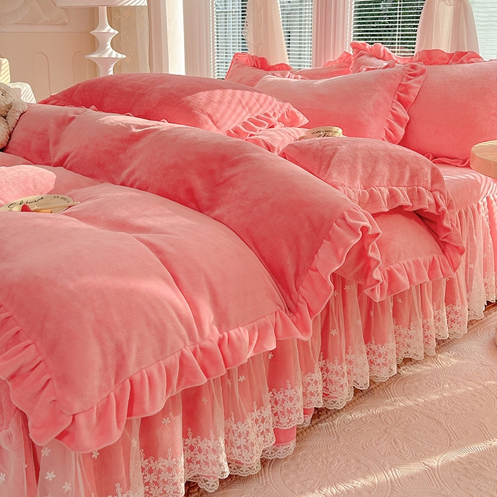 91家纺网 家纺一手货源 找家纺 唐人居 2025新款加厚牛奶绒蕾丝花边床裙款四件套--爱丽丝系列 爱丽丝-粉玉