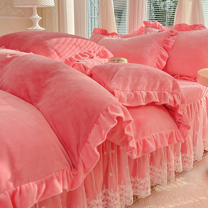 91家纺网 家纺一手货源 找家纺 唐人居 2025新款加厚牛奶绒蕾丝花边床裙款四件套--爱丽丝系列 爱丽丝-粉玉