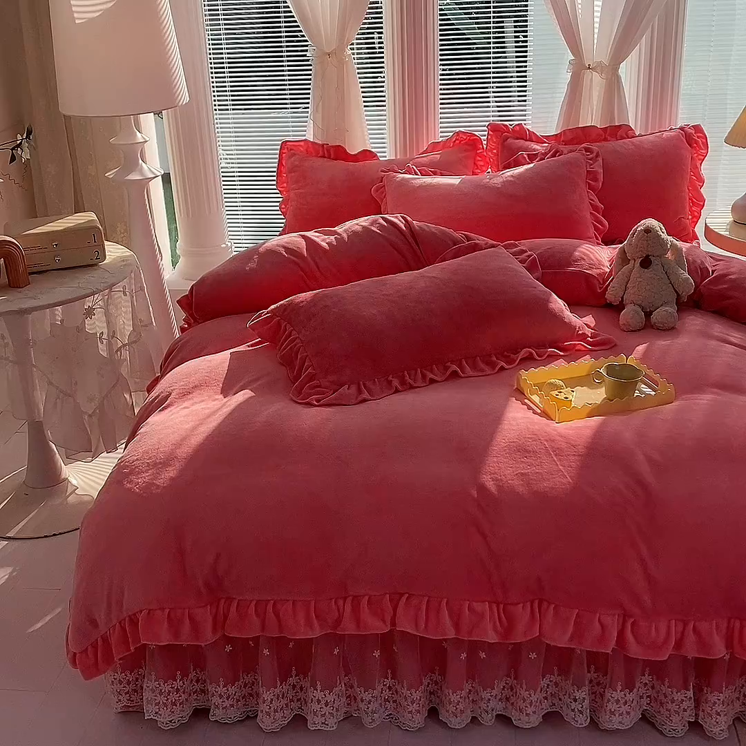 91家纺网 家纺一手货源 找家纺 唐人居 2025新款加厚牛奶绒蕾丝花边床裙款四件套--爱丽丝系列 爱丽丝-粉玉