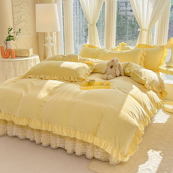 91家纺网 家纺一手货源 找家纺 唐人居 2025新款加厚牛奶绒蕾丝花边床裙款四件套--爱丽丝系列 爱丽丝-米黄