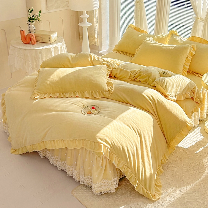 91家纺网 家纺一手货源 找家纺 唐人居 2025新款加厚牛奶绒蕾丝花边床裙款四件套--爱丽丝系列 爱丽丝-米黄