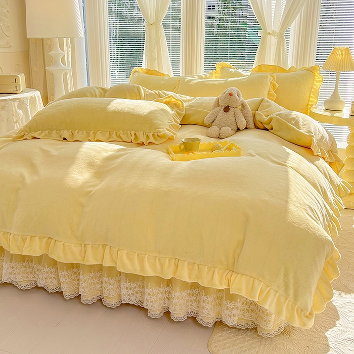 91家纺网 家纺一手货源 找家纺 唐人居 2025新款加厚牛奶绒蕾丝花边床裙款四件套--爱丽丝系列 爱丽丝-米黄