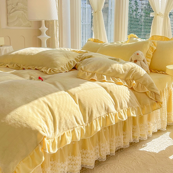 91家纺网 家纺一手货源 找家纺 唐人居 2025新款加厚牛奶绒蕾丝花边床裙款四件套--爱丽丝系列 爱丽丝-米黄