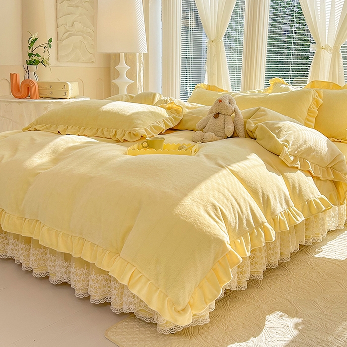 91家纺网 家纺一手货源 找家纺 唐人居 2025新款加厚牛奶绒蕾丝花边床裙款四件套--爱丽丝系列 爱丽丝-米黄
