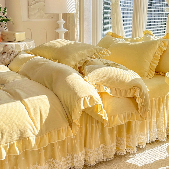 91家纺网 家纺一手货源 找家纺 唐人居 2025新款加厚牛奶绒蕾丝花边床裙款四件套--爱丽丝系列 爱丽丝-米黄