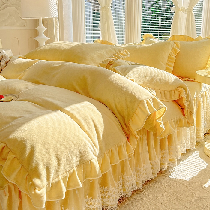 91家纺网 家纺一手货源 找家纺 唐人居 2025新款加厚牛奶绒蕾丝花边床裙款四件套--爱丽丝系列 爱丽丝-米黄