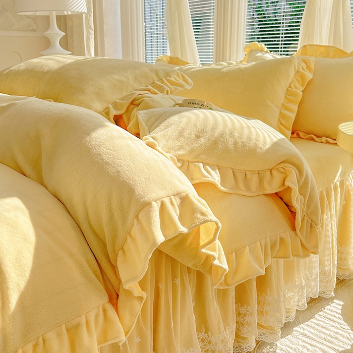 91家纺网 家纺一手货源 找家纺 唐人居 2025新款加厚牛奶绒蕾丝花边床裙款四件套--爱丽丝系列 爱丽丝-米黄