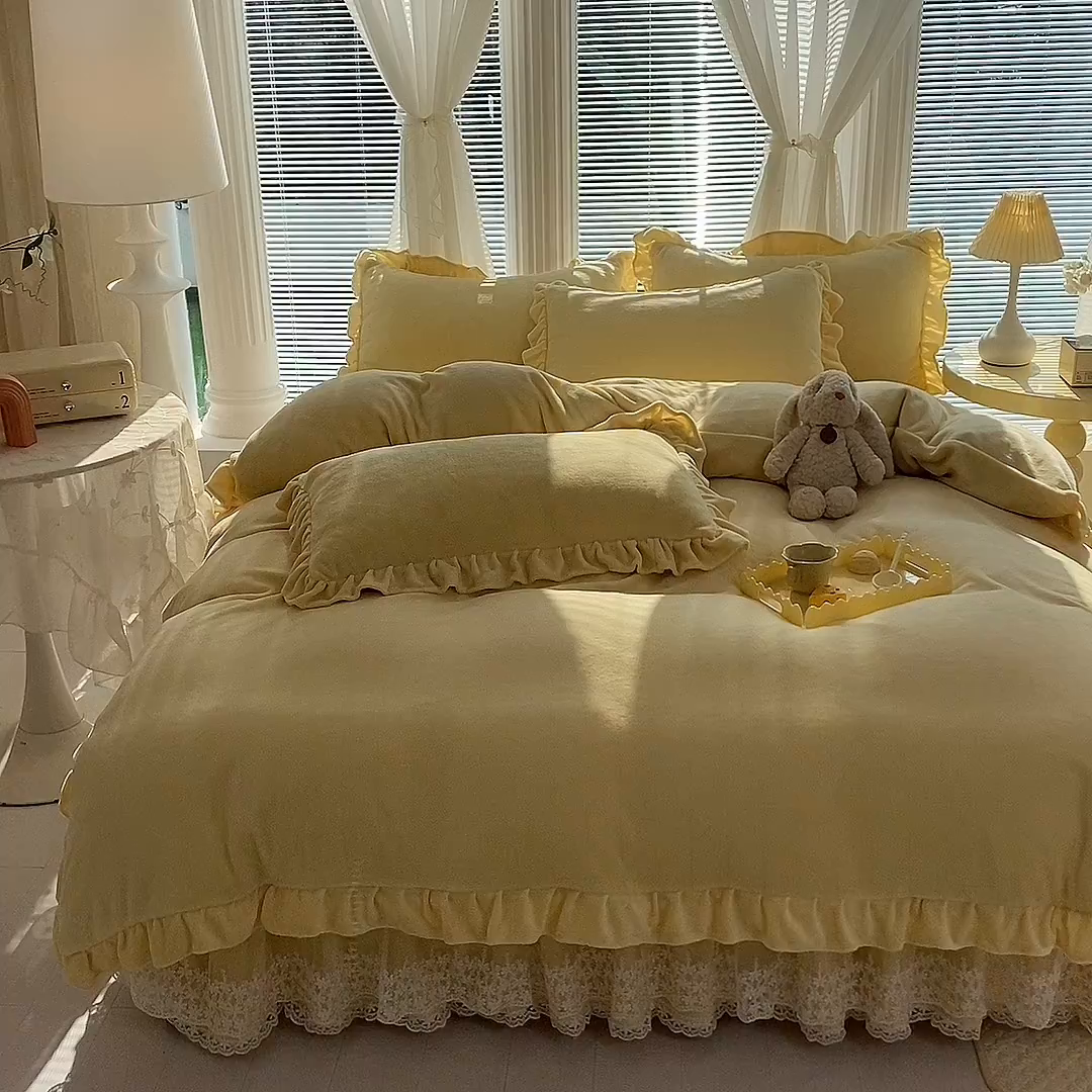 91家纺网 家纺一手货源 找家纺 唐人居 2025新款加厚牛奶绒蕾丝花边床裙款四件套--爱丽丝系列 爱丽丝-米黄