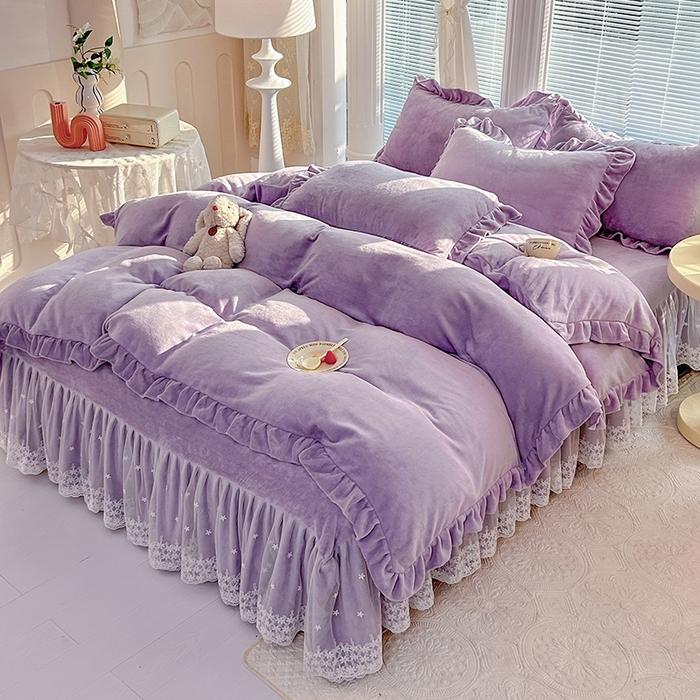 91家纺网 家纺一手货源 找家纺 唐人居 2025新款加厚牛奶绒蕾丝花边床裙款四件套--爱丽丝系列 爱丽丝-浅紫