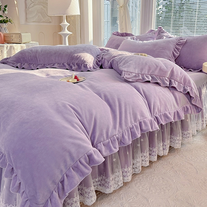 91家纺网 家纺一手货源 找家纺 唐人居 2025新款加厚牛奶绒蕾丝花边床裙款四件套--爱丽丝系列 爱丽丝-浅紫