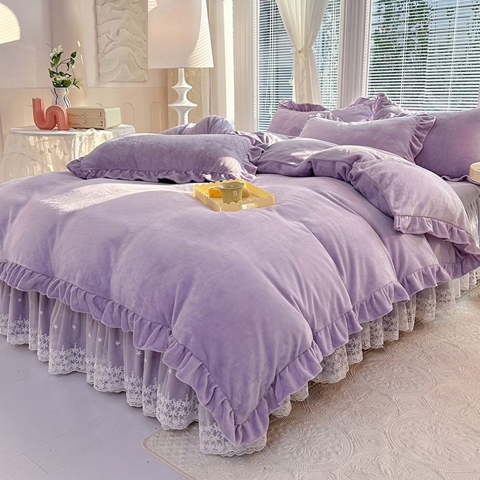 91家纺网 家纺一手货源 找家纺 唐人居 2025新款加厚牛奶绒蕾丝花边床裙款四件套--爱丽丝系列 爱丽丝-浅紫
