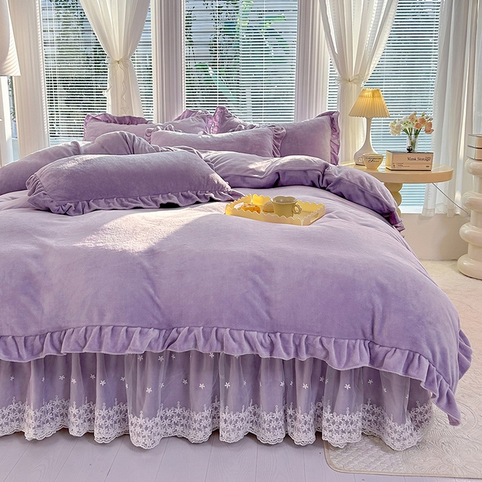 91家纺网 家纺一手货源 找家纺 唐人居 2025新款加厚牛奶绒蕾丝花边床裙款四件套--爱丽丝系列 爱丽丝-浅紫