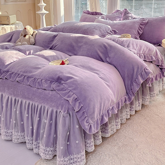 91家纺网 家纺一手货源 找家纺 唐人居 2025新款加厚牛奶绒蕾丝花边床裙款四件套--爱丽丝系列 爱丽丝-浅紫