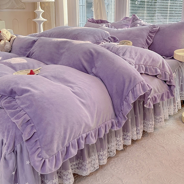 91家纺网 家纺一手货源 找家纺 唐人居 2025新款加厚牛奶绒蕾丝花边床裙款四件套--爱丽丝系列 爱丽丝-浅紫