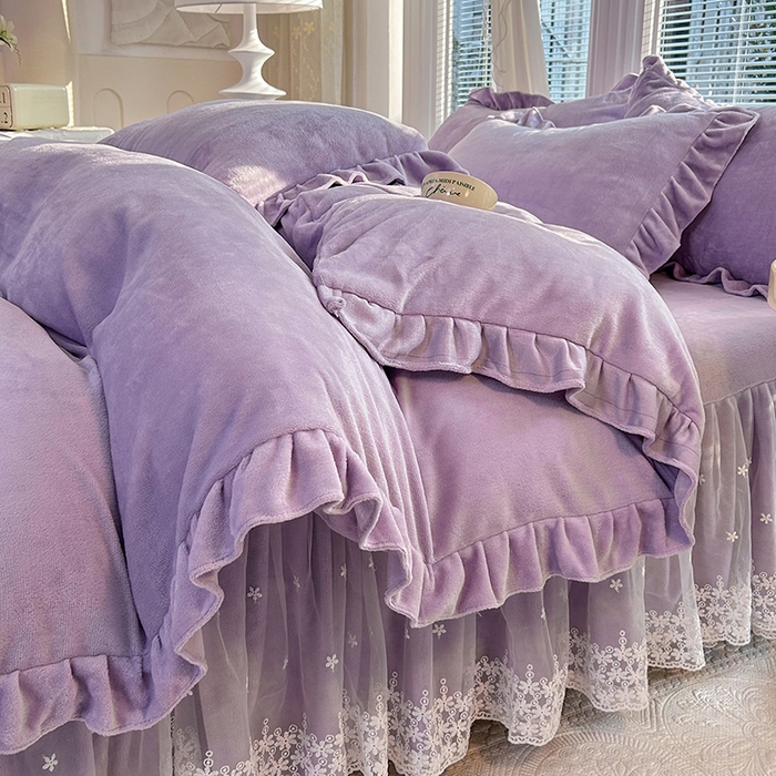 91家纺网 家纺一手货源 找家纺 唐人居 2025新款加厚牛奶绒蕾丝花边床裙款四件套--爱丽丝系列 爱丽丝-浅紫